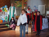 Des enfants miment le texte de l'évangile : Jésus et les dix lépreux