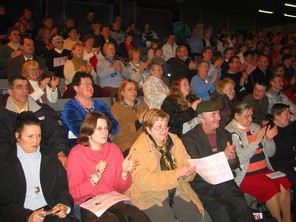 Assemblée joyeuse