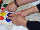 Thérèse, avec ses deux mains, prend une couleur