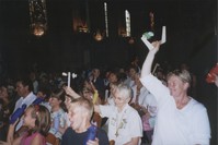 L'assemblée agite les instruments de musique