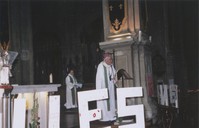 L'évêque accueille les familles dans la cathédrale